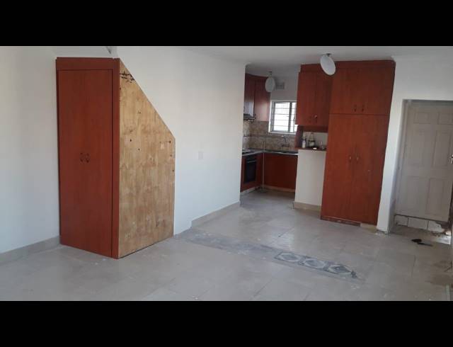 3 BEDROOM DUPLEX RENTED IN CHATSWORTH CENTRAL